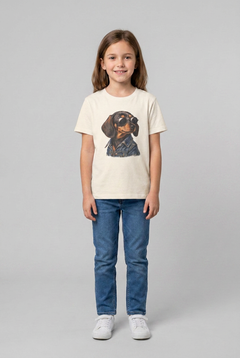 Mädchen trägt das naturfarbene Dackel Kinder T-Shirt mit dem Hundemotiv auf der Brust