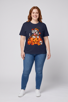 Frau trägt ein Dalmatiner Hexen Halloween T-Shirt in Navy mit Dalmatiner in Hexenhut und Kürbis-Umhang auf einer Kürbislaterne, Vorderansicht