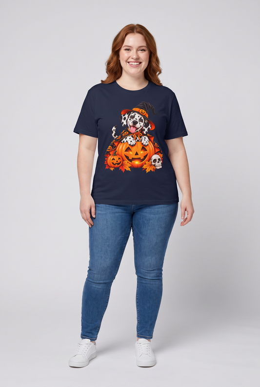 Frau trägt ein Dalmatiner Hexen Halloween T-Shirt in Navy mit Dalmatiner in Hexenhut und Kürbis-Umhang auf einer Kürbislaterne, Vorderansicht