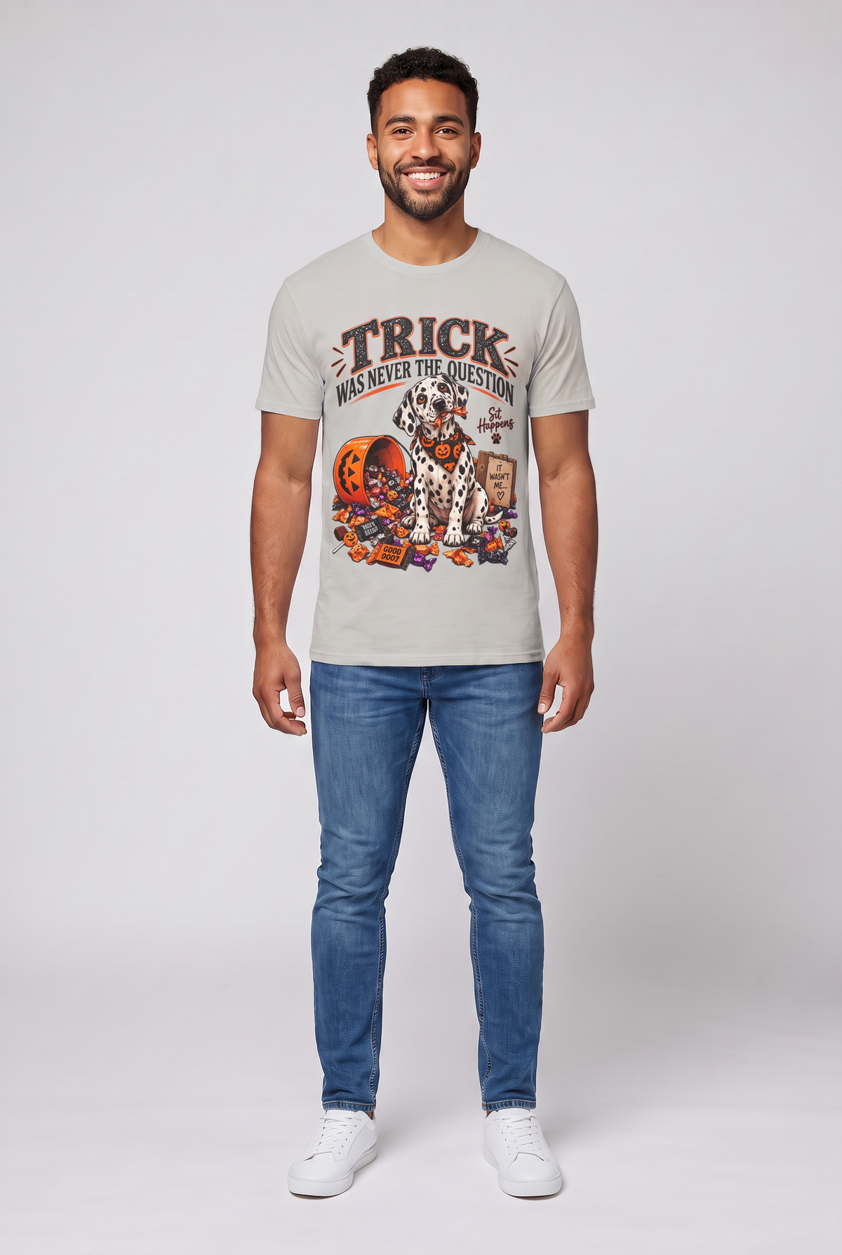 Mann trägt ein Dalmatiner Halloween T-Shirt in Ice Grey mit Süssigkeitendieb und dem Spruch Trick Was Never The Question, Vorderansicht