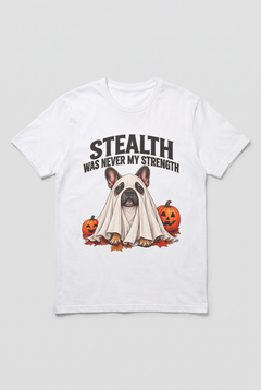 Flat Lay: Französische Bulldogge Halloween T-Shirt in Weiss mit Frenchie-Gespenst und dem Spruch Stealth Was Never My Strength