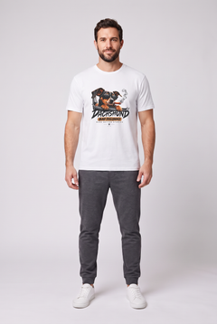Mann trägt das weiße Dackel T-Shirt Bad Decisions Make Better Stories, Vorderansicht